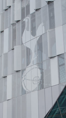 Video-Vertical-Del-Exterior-Del-Estadio-Tottenham-Hotspur,-El-Estadio-Del-Club-De-Fútbol-Spurs-En-Londres-1